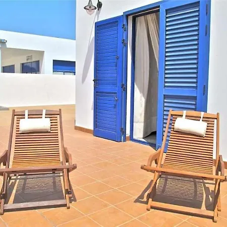 Апартаменты Playa Blanca Sleeps 4 Pool Wifi Коста Бланка